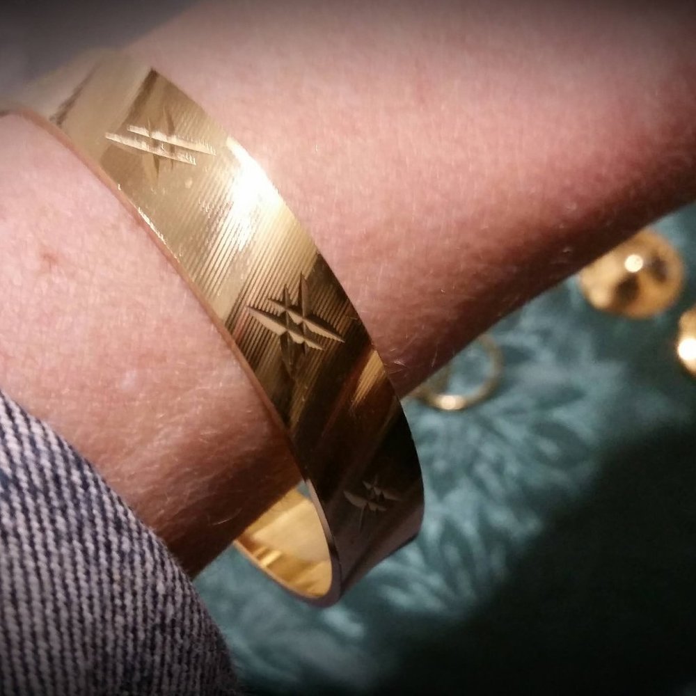 Vintage Gold-toned bangle
